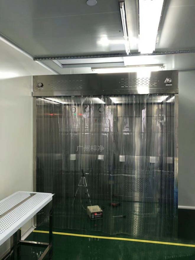 潔凈層流罩有風機內裝和風機外接兩種,安裝方式有懸掛式和落地支架式兩種。 潔凈層流罩有風機內裝和風機外接兩種,安裝方式有懸掛式和落地支架式兩種。